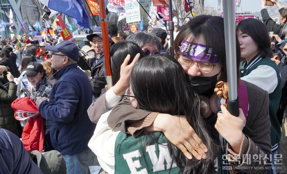 윤석열 대통령이 4일 파면된 가운데 집회에 참여한 시민들이 환호하고 있다. (사진=한명섭 기자)