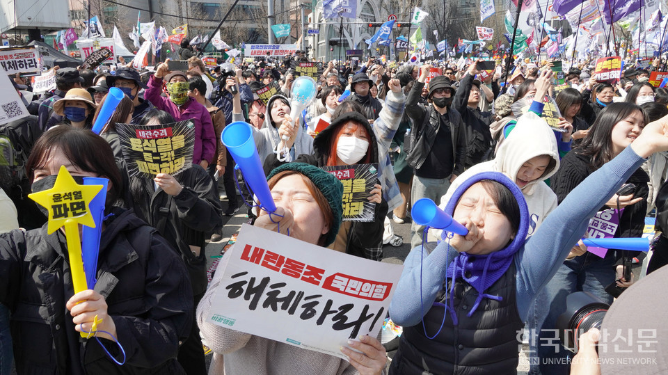 윤석열 전 대통령 파면 촉구 집회에 참여한 시민들이 환호하고 있다. (사진=한명섭 기자)
