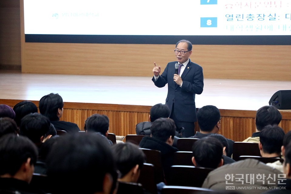 이재용 영남이공대 총장이 신입생들에게 대학생활과 진로에 대해 이야기하고 있다. (사진=영남이공대)