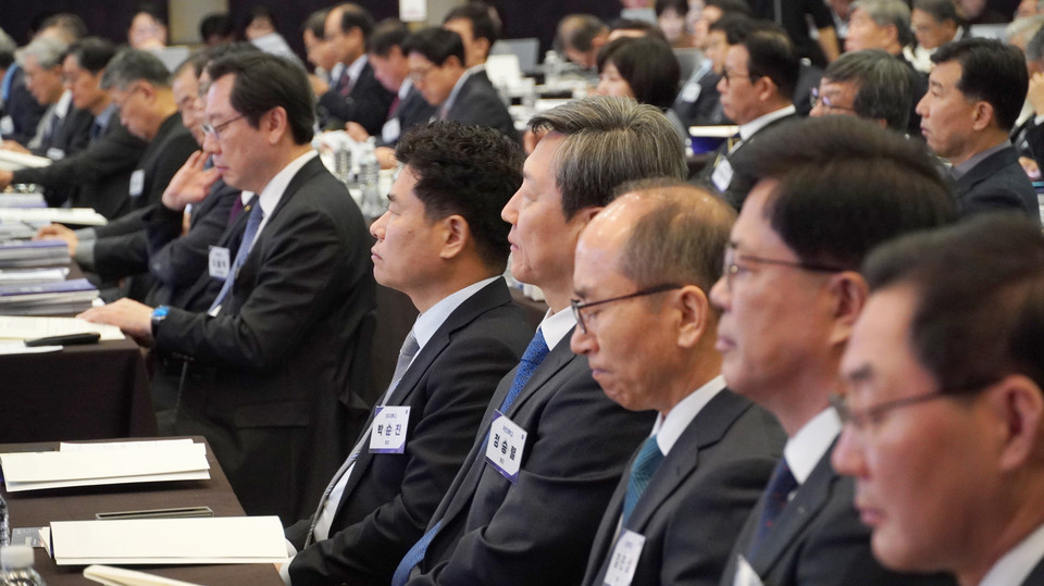 전국 4년제 대학 총장들을 대상으로 설문조사를 한 결과 2명 중 1명은 올해 등록금 인상을 결정하거나 검토 중인 것으로 나타났다. 2026년 등록금을 인상하겠다는 비율도 절반이 넘었다. 사진은 22일 진행된 2025년 대교협 정기총회에 참석한 대학 총장들의 모습. (사진=한명섭 기자)