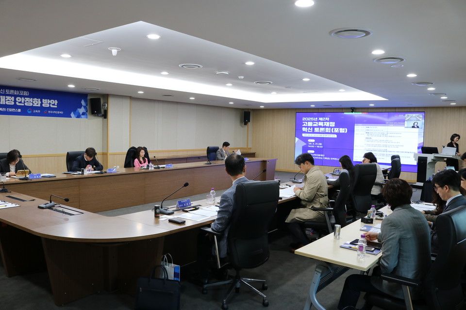  학령인구 감소 등으로 학생이 줄고 있음에도 학생을 대상으로 한 현금성 지원액은 증가하고 있어 국가재정 낭비·비효율이 심각하다는 지적이 제기됐다. 이에 현금성 지원 교부방식을 적정소요 지원 방식으로 전환하거나, 초중등 외 고등·평생·직업교육 활용할 수 있는 방안이 필요하다는 주장이 제기됐다. 사진은 지난달 진행된 ‘제2차 고등교육재정 혁신 토론회’ 현장. (한국대학신문DB)