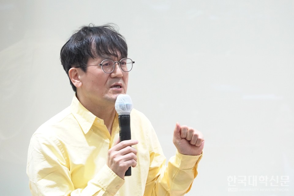 유범상 한국방송통신대 사회복지학과 교수가 기조 강연을 펼치고 있다. (사진=선배시민협회)