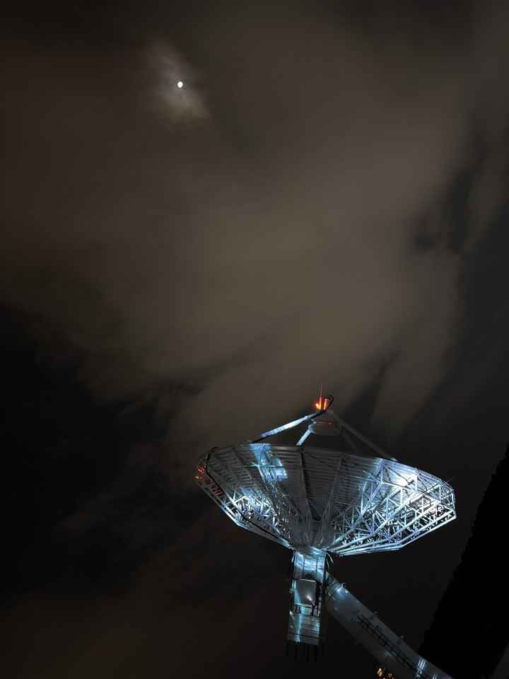 KAIST 우주연구원은 지드래곤의 신곡 HOME SWEET HOME과 음성 메시지를 위성용 안테나를 통해 우주로 송출헀다. (사진=KAIST)