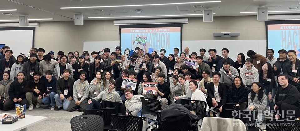 Students@AI 서울 해커톤 2025 행사가 종료된 후, 참가자들과 이번 행사를 주최한 미네르바 대학 학생자치 활동단체 AI Consensus의 관계자들이 모여 기념사진을 촬영하고 있다. (사진=윤채빈 기자)