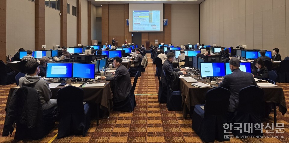 16일 평창에서 진행된 ‘2025년 전문대학 기관평가인증 서면평가’에서 참석자들이 안종헌 한국고등직업교육평가원 수석팀장의 ‘서면평가 결과 작성·유의사항’ 교육을 듣고 있다. (사진=임연서 기자)