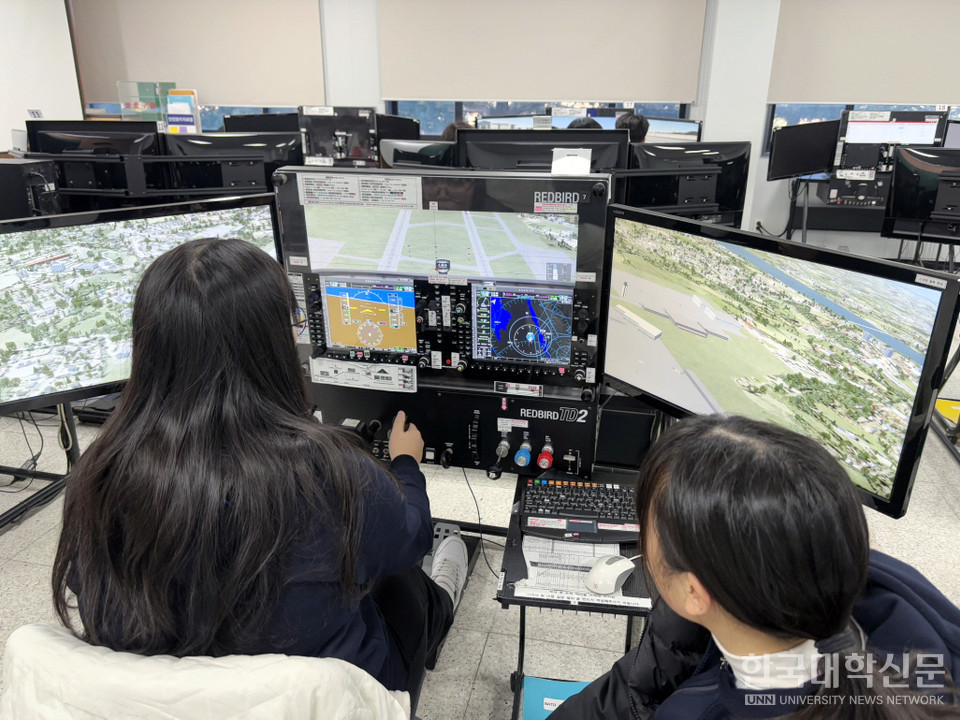 2024학년도 주말 항공캠프에 참석한 중‧고교생들이 캠프의 다양한 교육과정에 참여한 모습. 비행시뮬레이터 실습.