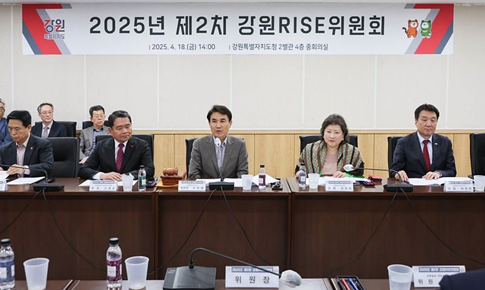 지난 18일 열린 제2차 강원라이즈위원회에서 김진태 지사 겸 공동위원장(가운데)이 발언하고 있다. (사진=강원도)