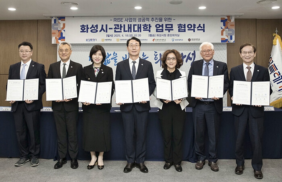 지난 18일 열린 업무협약식에서 정명근 화성특례시장과 지역 6개 대학 총장-부총장 등이 기념 촬영에 나서고 있다. (사진=화성시)