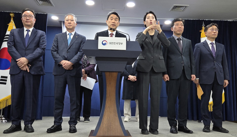 교육부와 의과대학 선진화를 위한 총장협의회(이하 의총협), 한국의과대학‧의학전문대학원협회(이하 의대협회)은 17일 정부서울청사에서 브리핑을 갖고 이같은 내용을 담은 ‘2026학년도 의과대학 모집인원 조정 방향’을 발표했다. (사진=한명섭 기자)