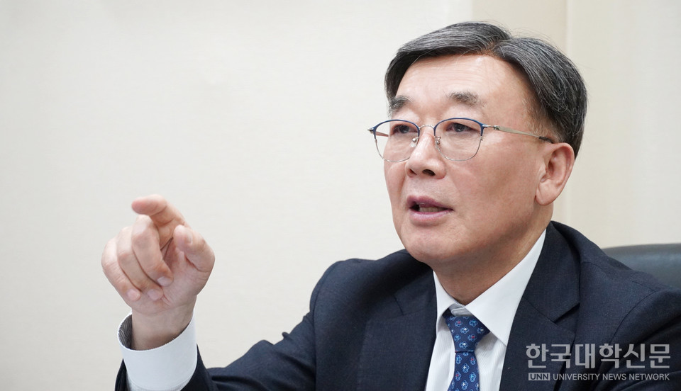 조순계 고등직업해외인재유치협의회장이 지역특화형 비자와 광역형 비자 시범사업 등 최근 정부의 비자 제도 변화를 분석하고 있다. (사진=한명섭 기자)