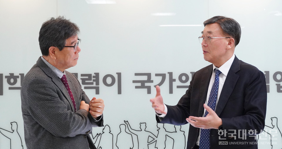 최용섭 본지 주필 겸 편집인(왼쪽)과 조순계 고등직업해외인재유치협의회장이 한국대학신문 본사에서 환담을 나누고 있다. (사진=한명섭 기자)