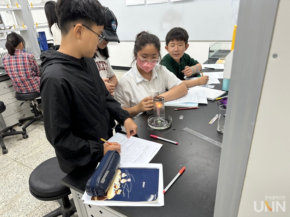 과학영재교육원 초등심화 행복한과학자 학생들이 ‘양초 연소의 비밀’을 알아내기 위한 실험을 하고 있다.