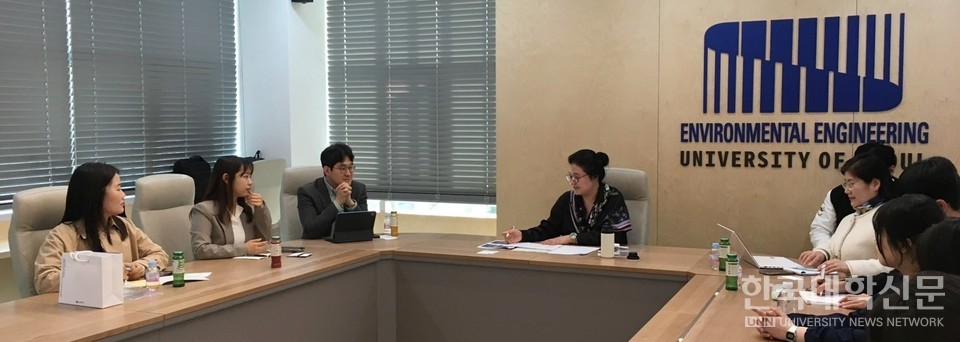 11일 서울시립대 시대융합관에서 [전공을 JOB다! 서울시립대 환경공학부]의 좌담회가 열렸다. (맨 가운데) 한민정 진로교육 객원교수의 사회로 진행된 이번 좌담회는 (왼쪽부터) △이지혜 롯데케미칼 환경팀 사원(16학번) △김수현 환경부 자원순환국 사무관(16학번) △공병수 포스코이앤씨 환경해양설계그룹 차장(03학번) △오희경 환경공학부 학부장(90학번) △박건하 환경공학부 학생회장(21학번)이 패널로 참석해 전공이 진로로 구체화되는 과정과 경험을 공유했다. (사진=윤채빈 기자)