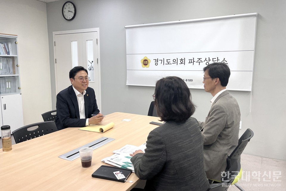 경기도의회 경제노동위원회 소속 이용욱 의원(더불어민주당, 파주3)이 지난 22일 진행된 경기도일자리재단 북부사업본부장과 경기도기술학교장과의 정담회에서 경기북부에도 미래 산업을 대비한 직업교육이 반드시 강화돼야 하며, 경기도기술학교가 그 역할을 수행해야 한다고 주장했다. (사진=경기도의회)