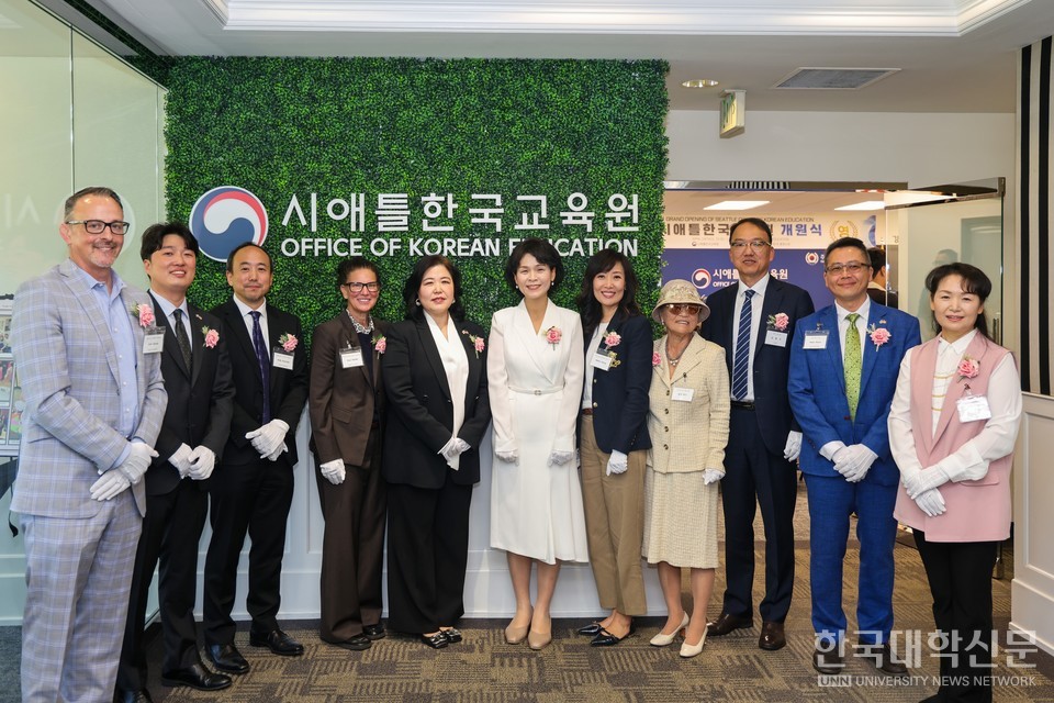 이용욱 시애틀한국교육원장과 주요 내빈들이 시애틀한국교육원 정문에서 제막식을 하고 있다. (사진=교육부)