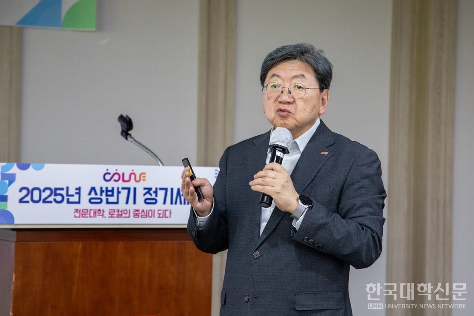 이남식 재능대 총장이 기조강연을 펼치고 있다. (사진=COLiVE)