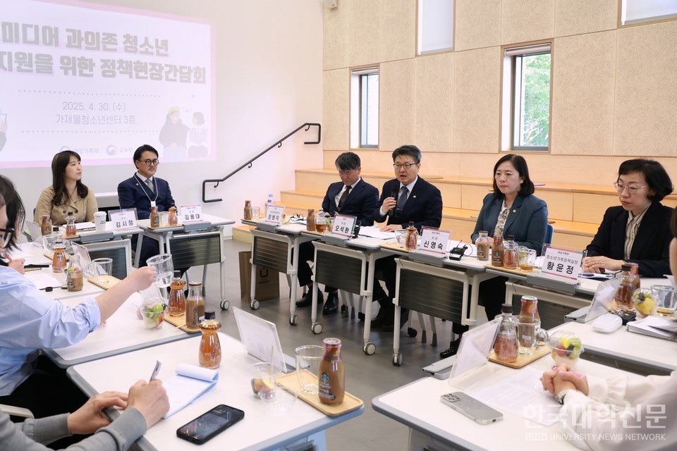 30일 오석환 교육부 차관과 신영숙 여성가족부 차관이 가재울청소년센터(서울)에 방문해 정책현장간담회를 진행하고 있다. (사진=교육부 제공)