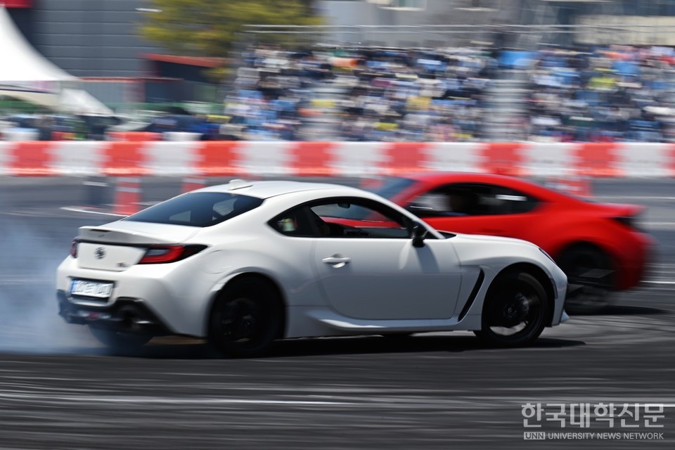 자동차들이 질주하는 모습(사진=한국토요타자동차)