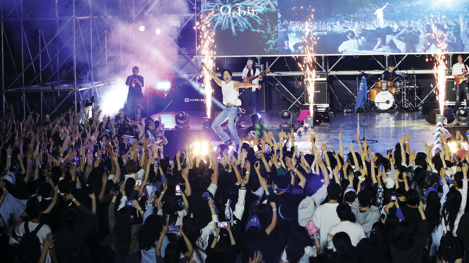 지난해 단국대 죽전캠퍼스 봄 축제에서 재학생들이 함께 무대를 즐기고 있다.(사진=단국대)