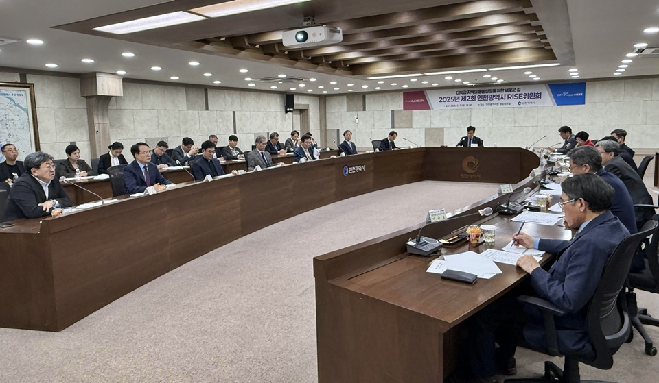 최근 인천시청에서 ‘제2회 인천라이즈위원회’가 열린 가운데 위원들이 회의를 진행하고 있다. (사진=인천시)