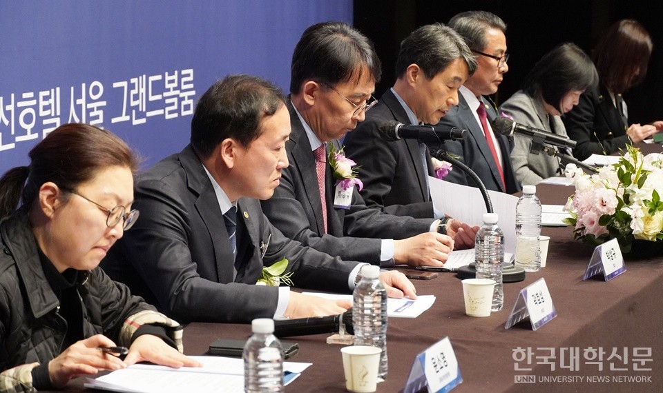 고등교육정책 효과성을 높이기 위해 차기 정부는 대학을 정책의 실질적 파트너로 인정해야 한다. 지난 1월 서울에서 열린 대교협 총회에 참석단 회장단과 교육부 실국장단. (사진=한국대학신문 DB)