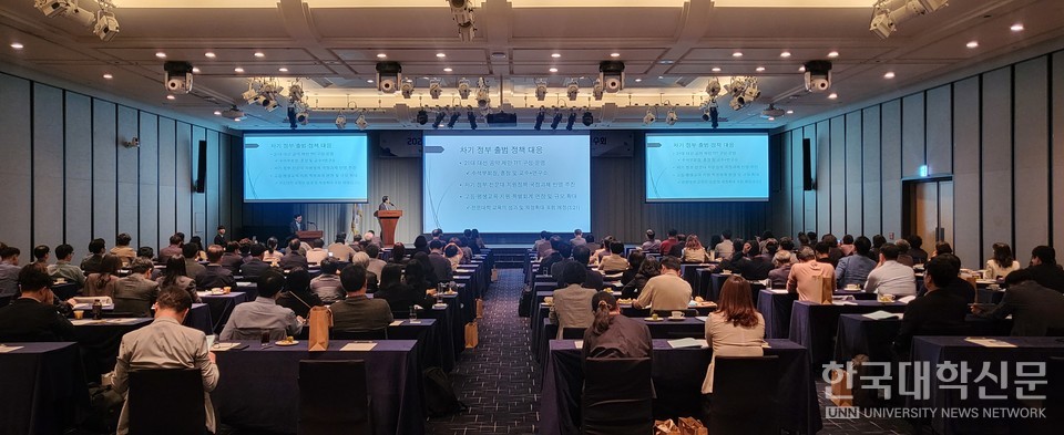 김병규 한국전문대학교육협의회 사무총장이 이날 주제 발표에서 ‘2025 전문대학 정책 아젠다’ 중요성을 설명하고 있다. (사진=주지영 기자)