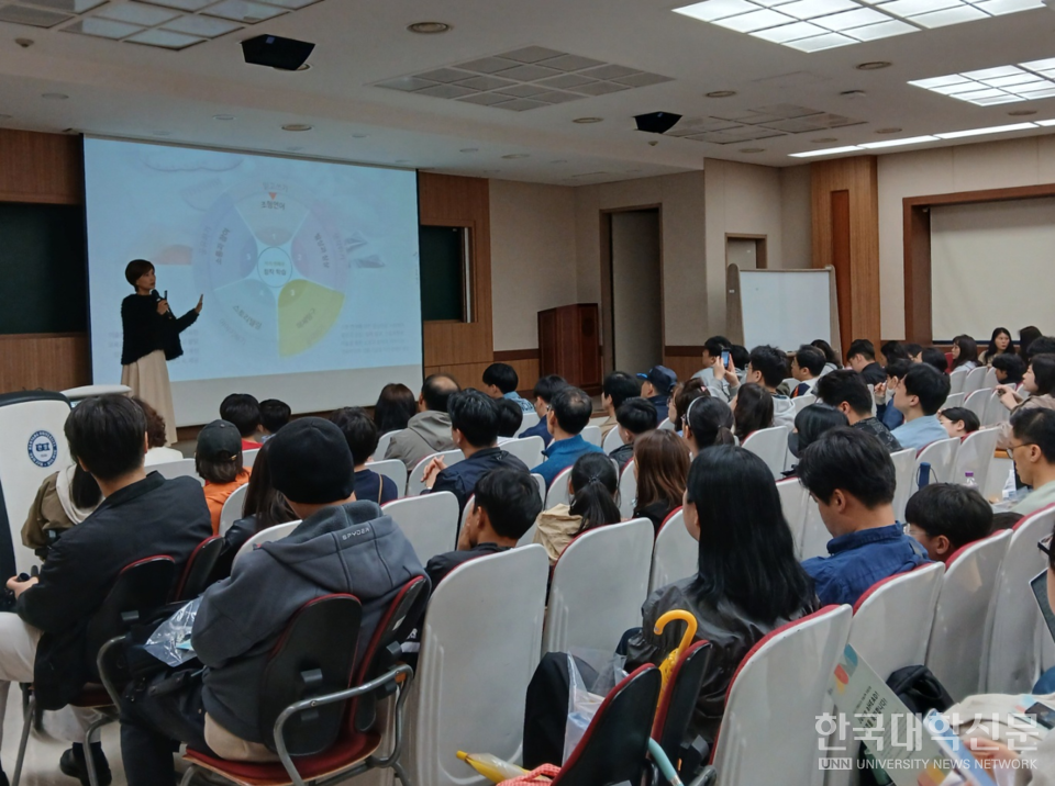 오리엔테이션 진행 중인 김선아 센터장.