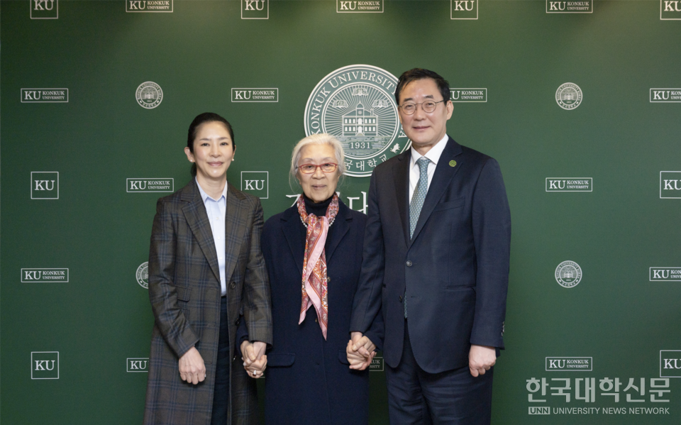 김정옥 김희경유럽정신문화장학재단 이사장(사진 가운데)이 13일 유자은 학교법인 건국대학교 이사장(사진 왼쪽)과 원종필 건국대 총장을 만나 60억원의 발전기금 전달을 약정했다.