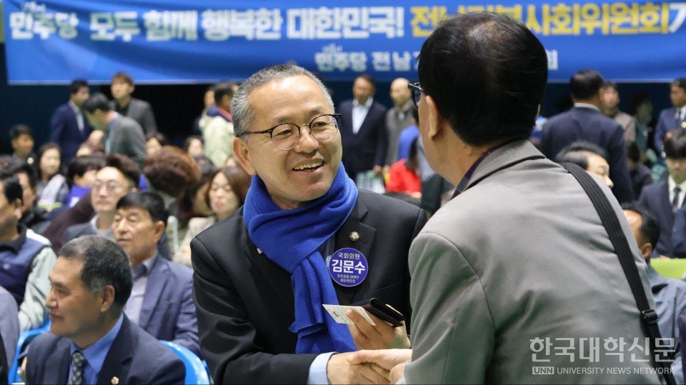 지난달 20일 김문수 더불어민주당 의원이 지역 유권자들에게 인사를 전하고 있다. (사진=김문수 의원 SNS)