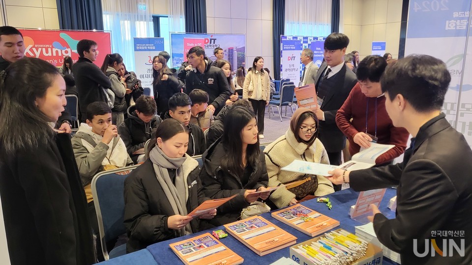 지난해 키르기스스탄에서 개최된  ‘키르기스스탄 고등직업교육 한국유학박람회’에서 현지 학생이 대학 관계자에게 궁금한 점을 물어보고 있다. (사진=주지영 기자) 