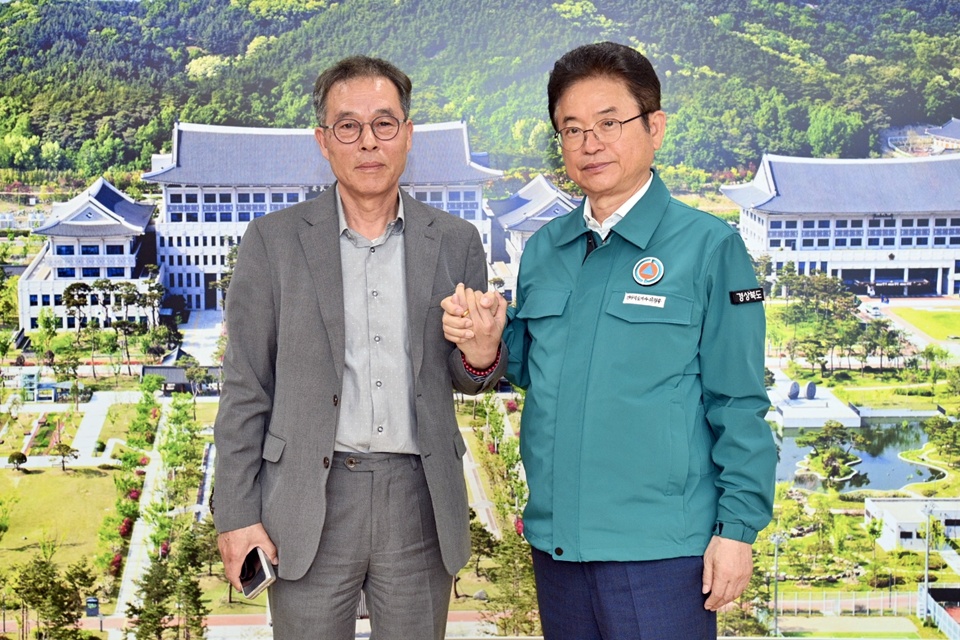 경북라이즈센터 신임 센터장으로 박대현 전 중앙라이즈센터장(왼쪽)이 선임된 가운데, 이철우 경북도지사와 기념 촬영에 나서고 있다. (사진=경북라이즈센터)