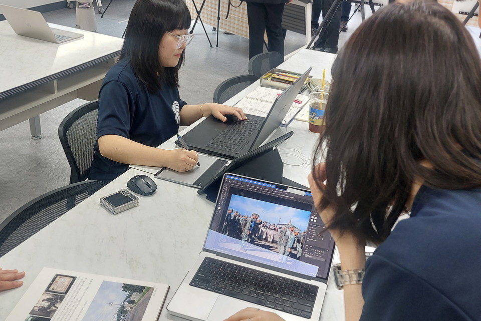 경희대 학생이 ‘런케이션’의 일환으로 대정읍에서 진행하고 있는 프로젝트를 소개하고 있다. (사진=임지연 기자)