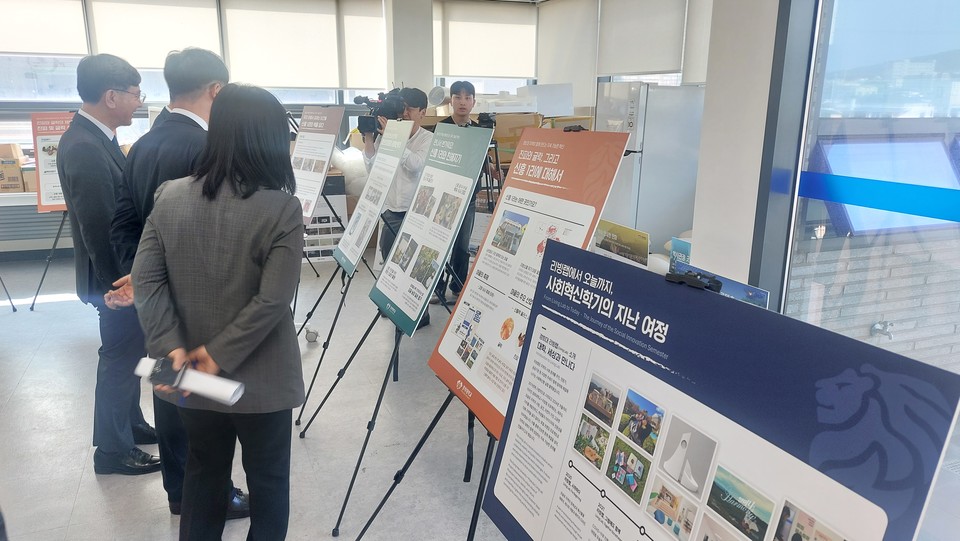 경희대 사회혁신스쿨이 지금까지 모슬포 등에서 진행한 사업을 정리해 전시하고 있다. (사진=임지연 기자) 