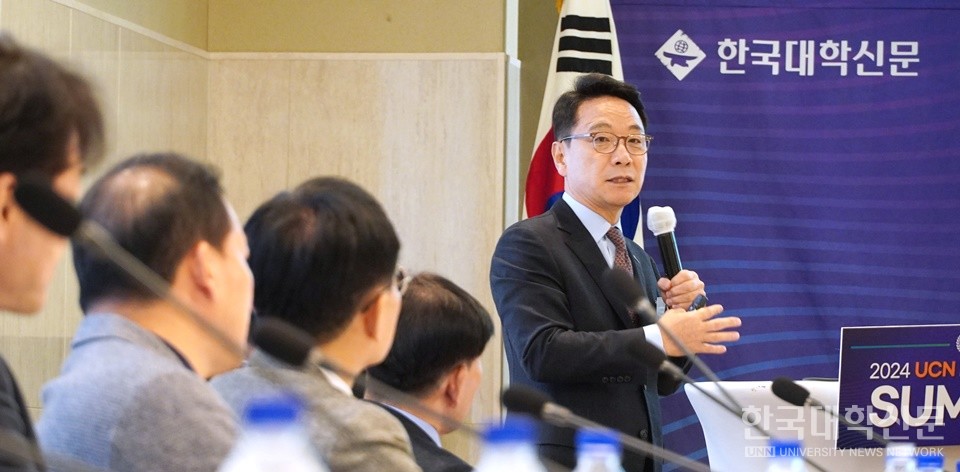 김헌영 라이즈위원회 위원장이 ‘라이즈의 미래: 혁신적 추진전략과 방향’을 주제로 기조 강연을 펼치고 있다. (사진=한명섭 기자)