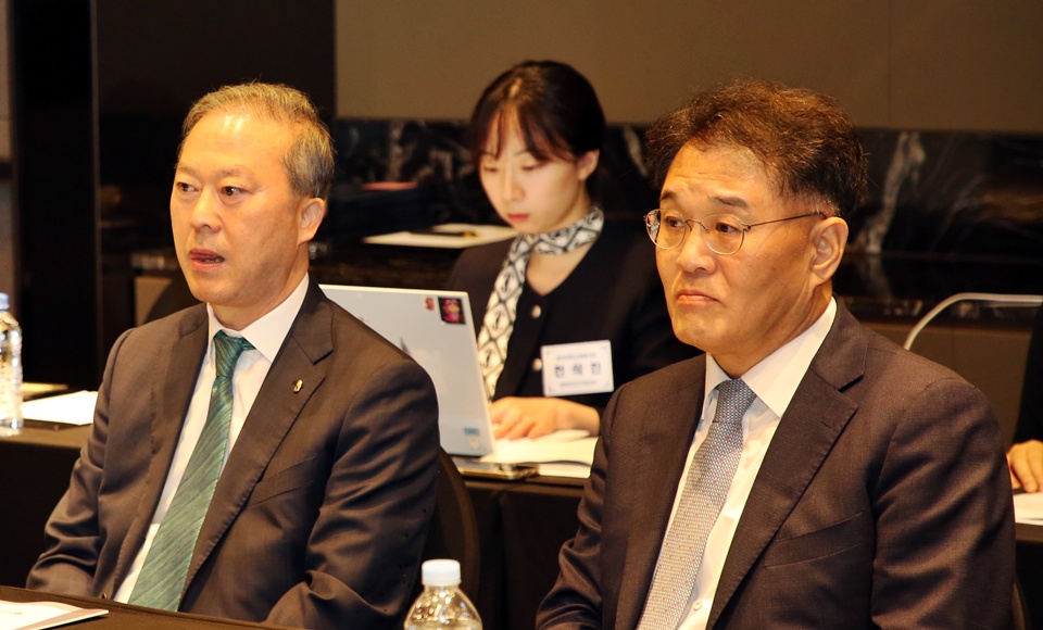 이날 킥-오프 회의에 참석한 양오봉 대교협 회장(앞열 왼쪽)과 이경희 사무총장(앞열 오른쪽) 등이 발표 내용을 경청하고 있다. (사진=대교협)