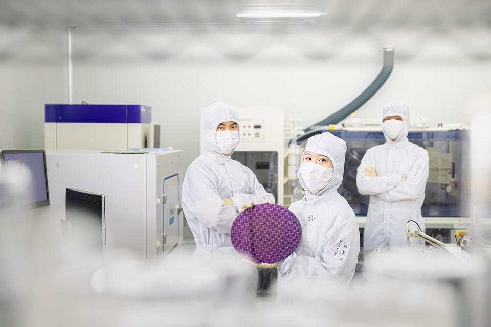 한양대 ERICA 첨단융합대학 차세대반도체융합공학부 학생들 반도체 웨이퍼 연구실 실습 모습. (사진 = 한양대 ERICA 제공)