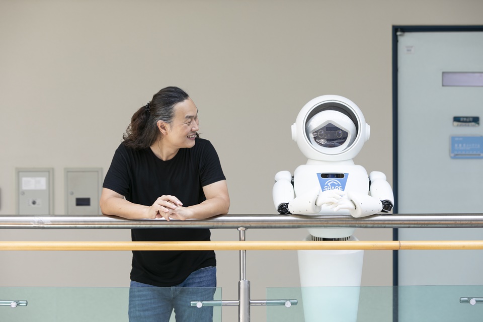 로봇공학과 한재권 교수님과 휴머노이드 로봇 모습. (사진 = 한양대 ERICA 제공)