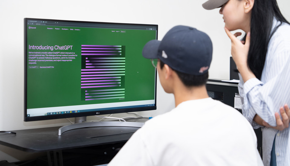 전북대 학생들이 대학이 Chat GPT를 비롯한 생성형 인공지능(AI)의 올바른 활용을 장려하기 위한 만든 ‘AI 교수학습 활용 가이드라인’을 보고 있다. (사진=전북대)