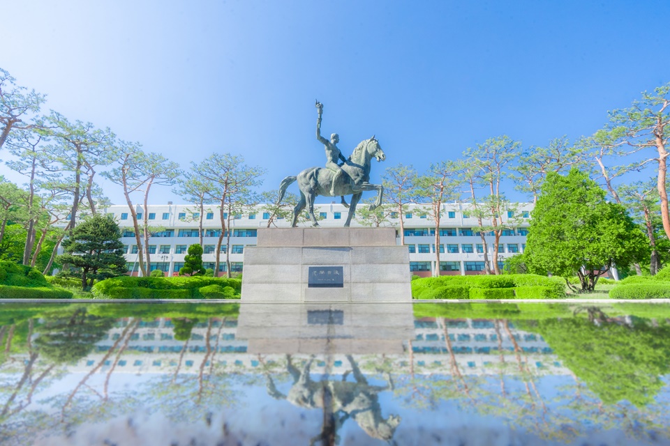 아주대학교 전경_선구자상 (사진 = 아주대 제공)