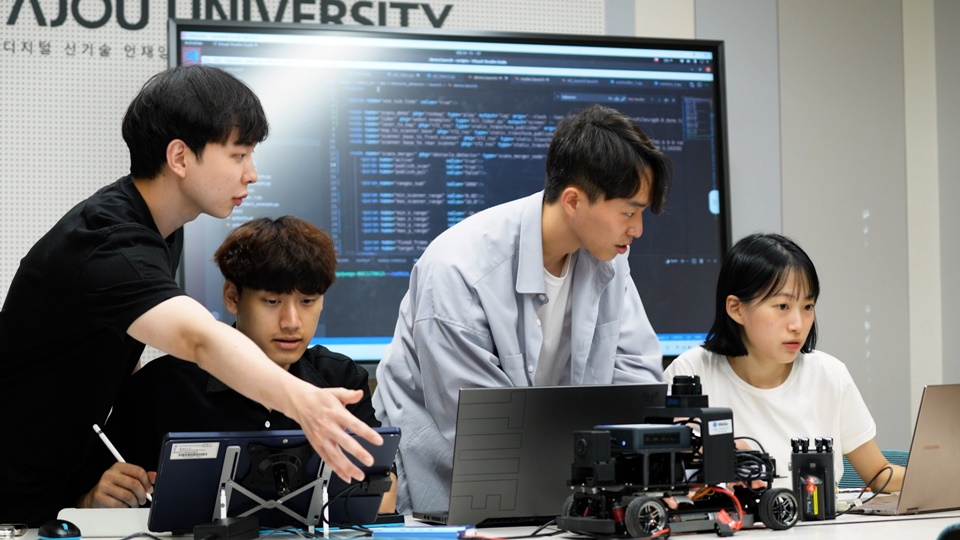 학과 전용 강의실에서 모형차로 자율주행 실습 중인 미래모빌리티공학과 학생들 (사진 = 아주대 제공)