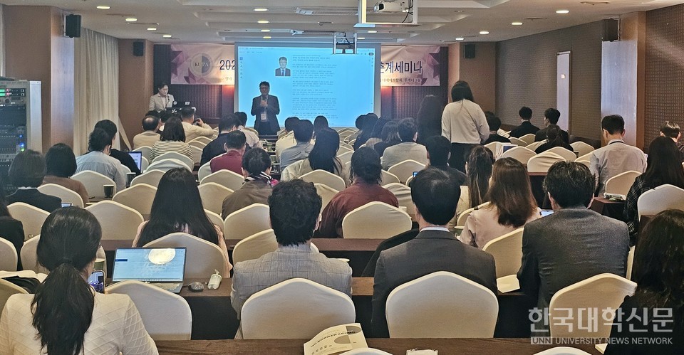 21일 제주에서 진행된 한국대학홍보협의회(KUPA) ‘2025년 총회 및 춘계세미나’에서 김남수 회장이 인사말을 전하고 있다. (사진=김영식 기자)