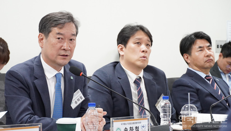 (사진 맨 왼쪽) 이날 서밋 1차 콘퍼런스에서 송하철 국립목포대 총장은 "서울대 10개 만들기 논의는 지역 균형발전과 국가중심대학의 역할 재정립이 반드시 병행돼야 한다"고 강조했다. (사진=한명섭 기자)