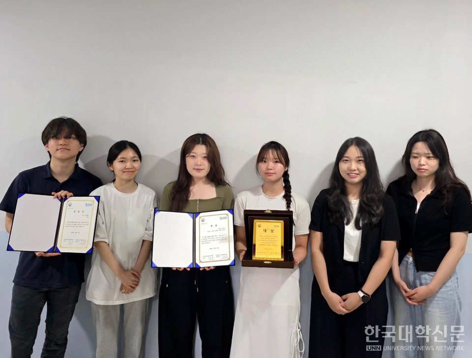 제1회 한국데이터정보과학회&SAS KOREA 데이터 분석 경진대회 ‘대상’. 왼쪽부터 장현(2학년), 송원호(3학년), 황유진(석사과정), 김지현(석사과정), 황영은(박사과정), 박성희(석사과정).