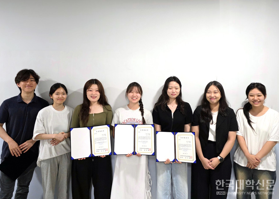 2025 한국데이터정보과학회 춘계학술논문발표회 ‘최우수상, 우수상, 장려상’ 수상.왼쪽부터 장현(2학년), 송원호(3학년), 황유진(석사과정), 김지현(석사과정), 박성희(석사과정), 황영은(박사과정), 권현아(4학년).