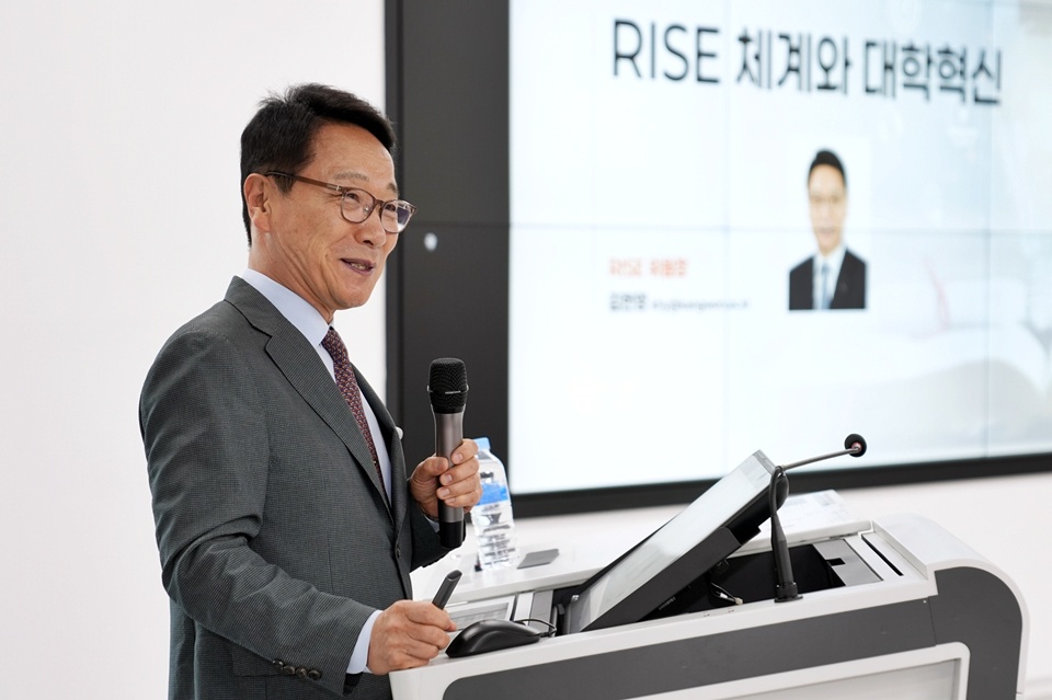 김헌영 중앙라이즈위원회 위원장이 지난 27일 국립목포대에서 열린 초청 강연회에서 라이즈의 구체적 전략 및 성과목표 등에 대해 설명하고 있다. (사진=국립목포대)