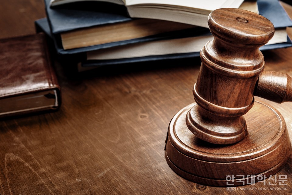 사학의 자율성 제고를 위해 현재의 ‘사립학교법’을 전면 개정해야 한다는 목소리가 나온다. (사진=아이클릭 아트)