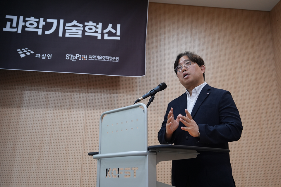 지난 5월 열린 STEPI-과실연 공동포럼에서 과실연 공동대표인 안준모 고려대 행정학과 교수가 발언을 하고 있다. (사진=STEPI)