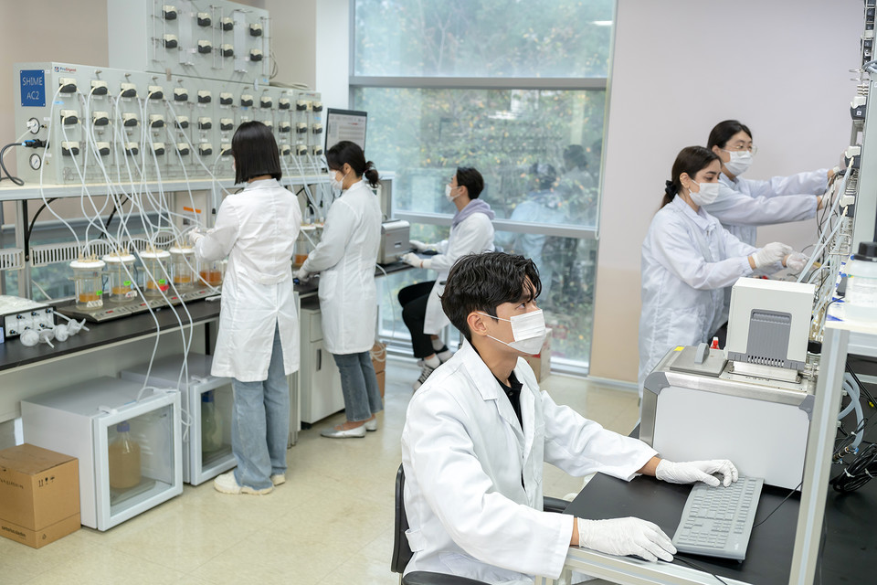 의생명융합학부 학생들이 연구를 하고 있다. (사진=순천향대)