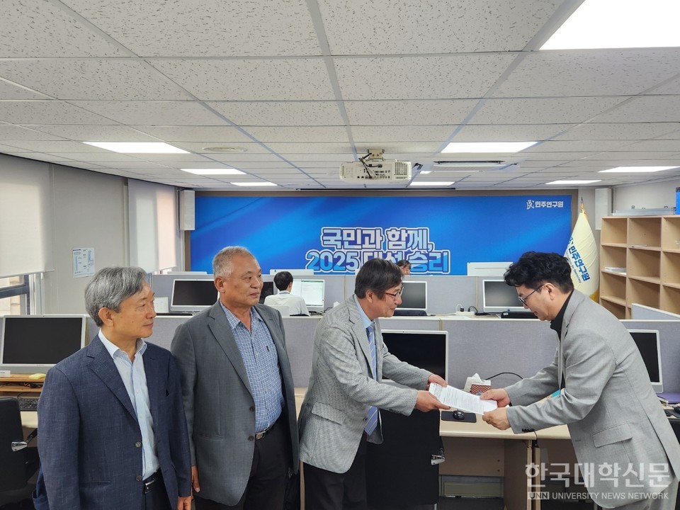 사단법인 한국인문사회총연합회가 지난 29일 더불어민주당사에서 중앙선거대책위원회 이한주 정책본부장과의 정책 간담회를 갖고 ‘인문사회 및 문화예술 분야의 학술생태계 회복을 위한 정책 제안서’를 전달했다. (사진=인사총)