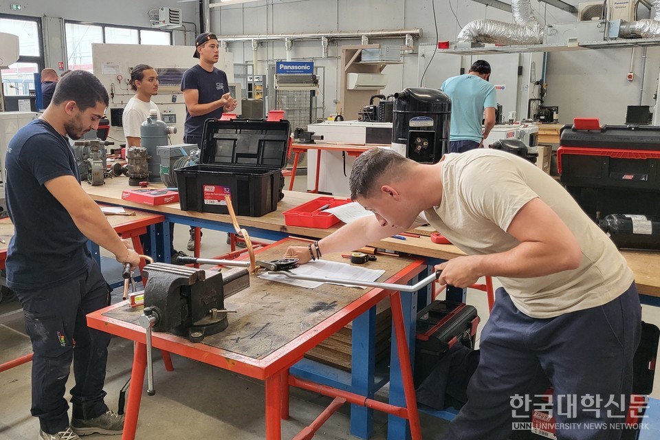 현지시간으로 2일 아를 건설직업훈련센터(Centre de Formation du Bâtiment d'Arles, 이하 아를 센터)에서 도제공들이 실습실에서 작업을 하고 있는 모습. (사진=주지영 기자)
